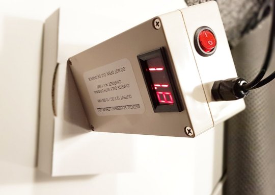 #1 - 12 V, 100 W TSA-godkendt LETVÆGTS Lithiumbatteri til CPAP m/LED Voltmeter  (Husk også at bestille Opladekit !)