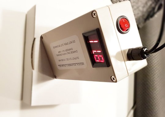 #1 - 12 V, *BESTSELLER* 100 W TSA-godkendt Lithiumbatteri til CPAP m/LED Voltmeter og nødstrøm (Husk også at bestille Opladekit !)